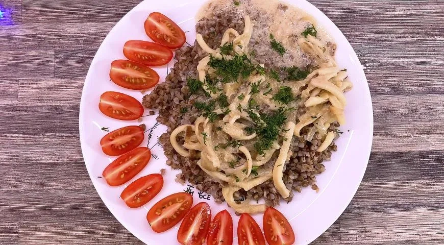 Гречка с кальмарами в сметанном соусе