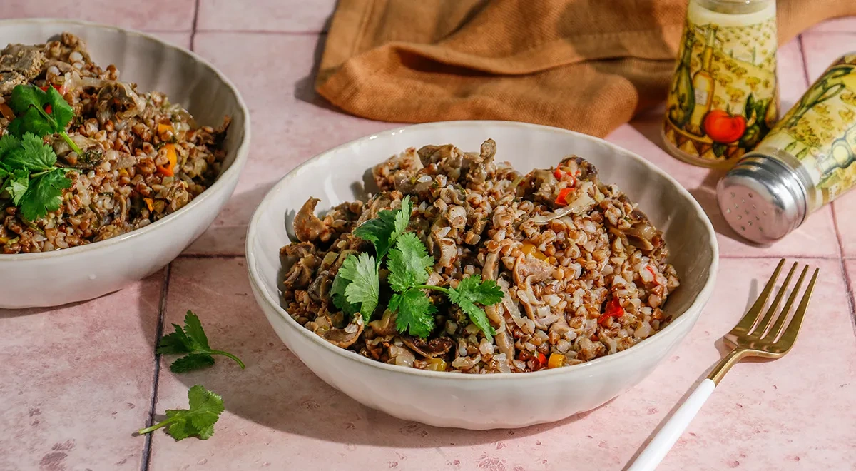 Гречка с куриными желудочками на сковороде