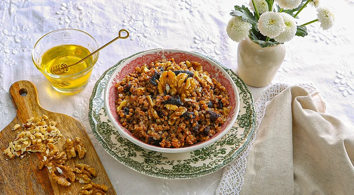 Гречневая каша с черносливом и орехами