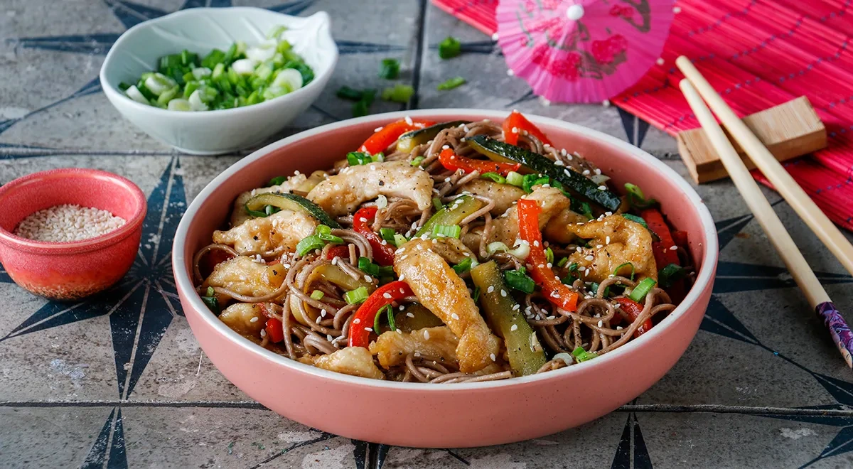 Гречневая лапша с курицей и овощами