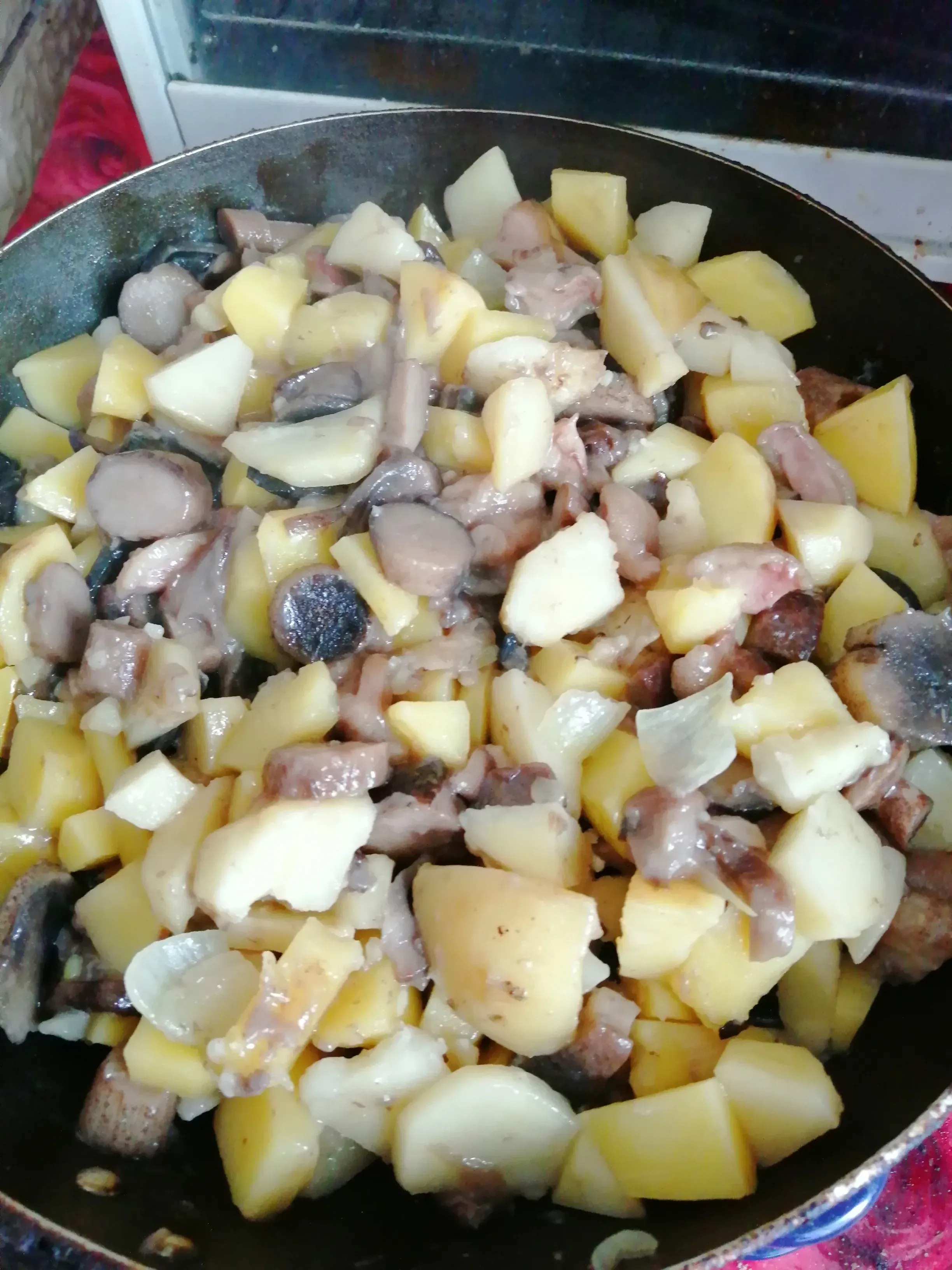 Грибы, жаренные с картофелем