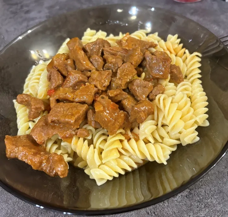 Гуляш с макаронами