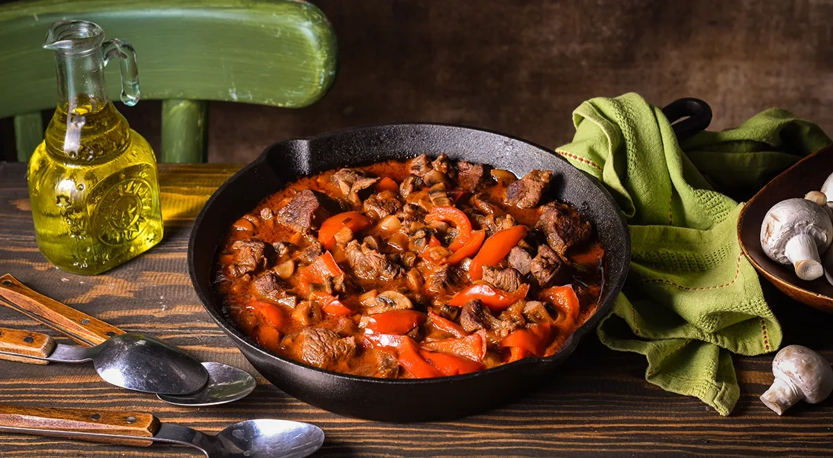 Гуляш из говядины с грибами