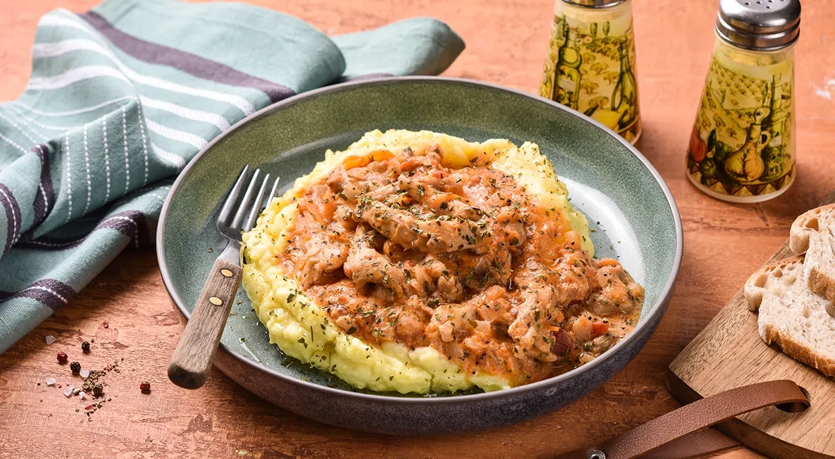 Гуляш из курицы с подливкой на сковороде