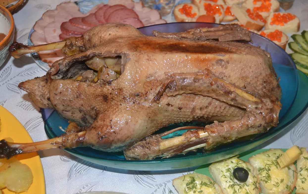Гусь с клюквой, яблоками и орехами