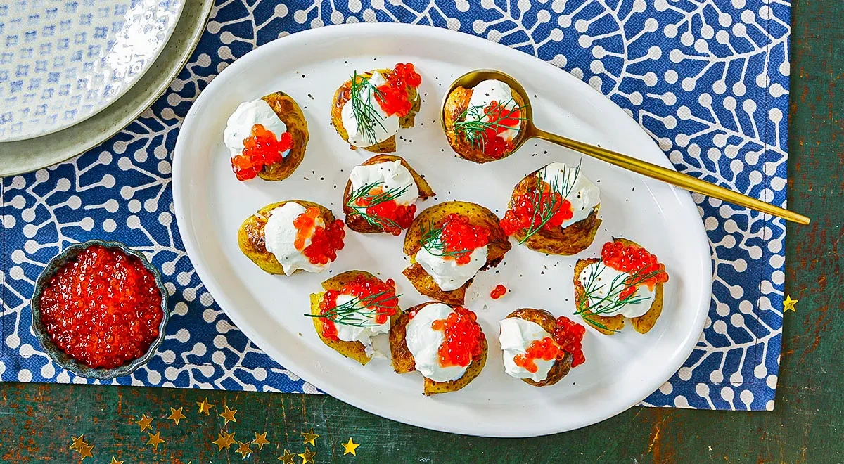 Хрустящий картофель с икрой и сметаной