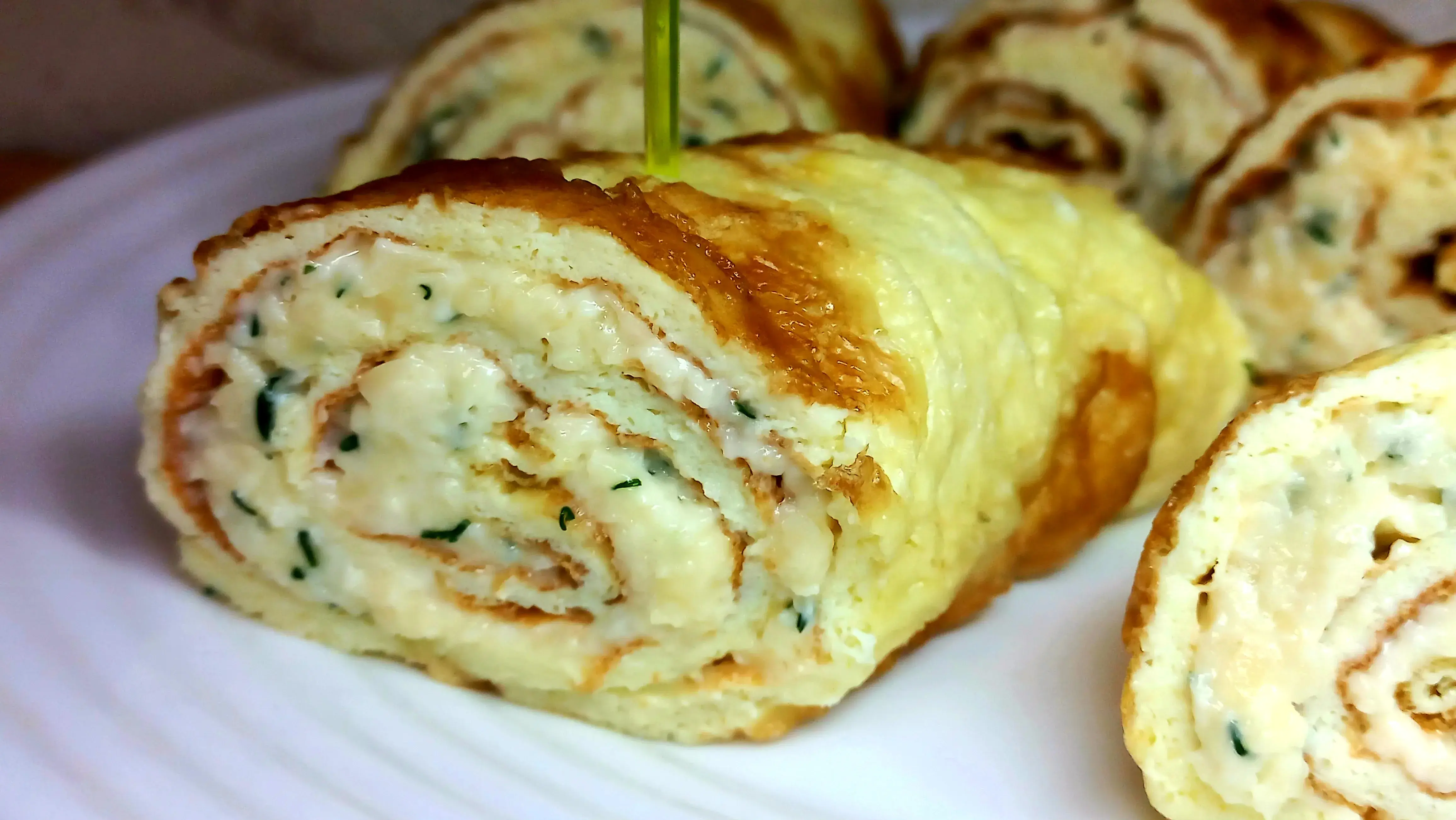 Яичные рулетики с сыром, чесноком и зеленью