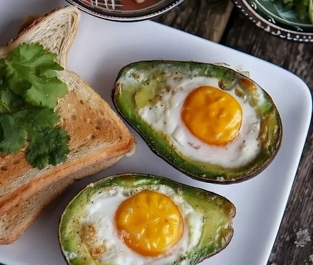 Запечëнные в авокадо яйца