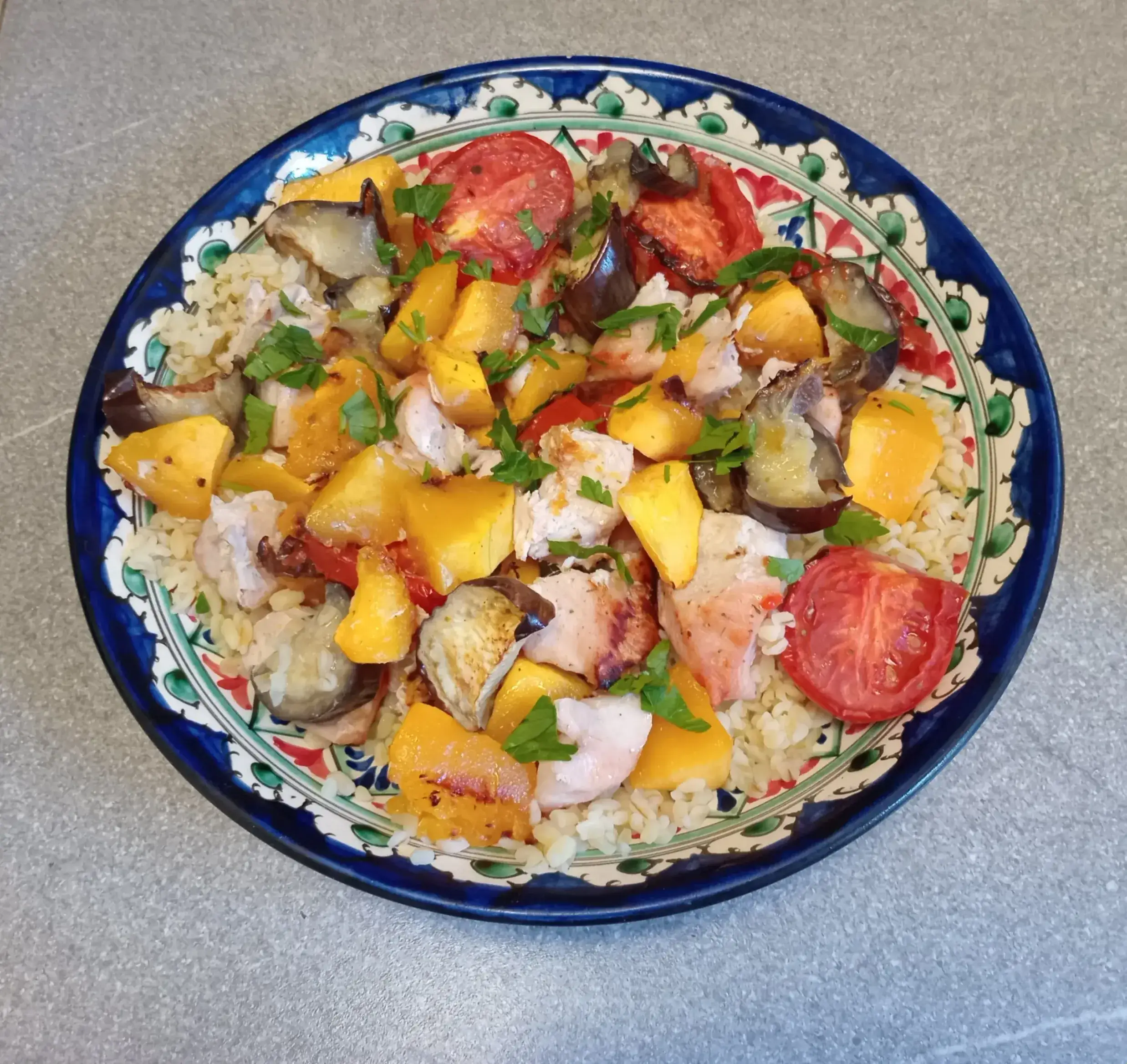 Индейка, запеченная с овощами и булгуром