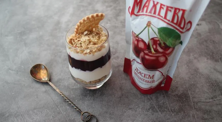 Йогуртовый десерт на 8 марта с вишневым джемом "Махеевъ"