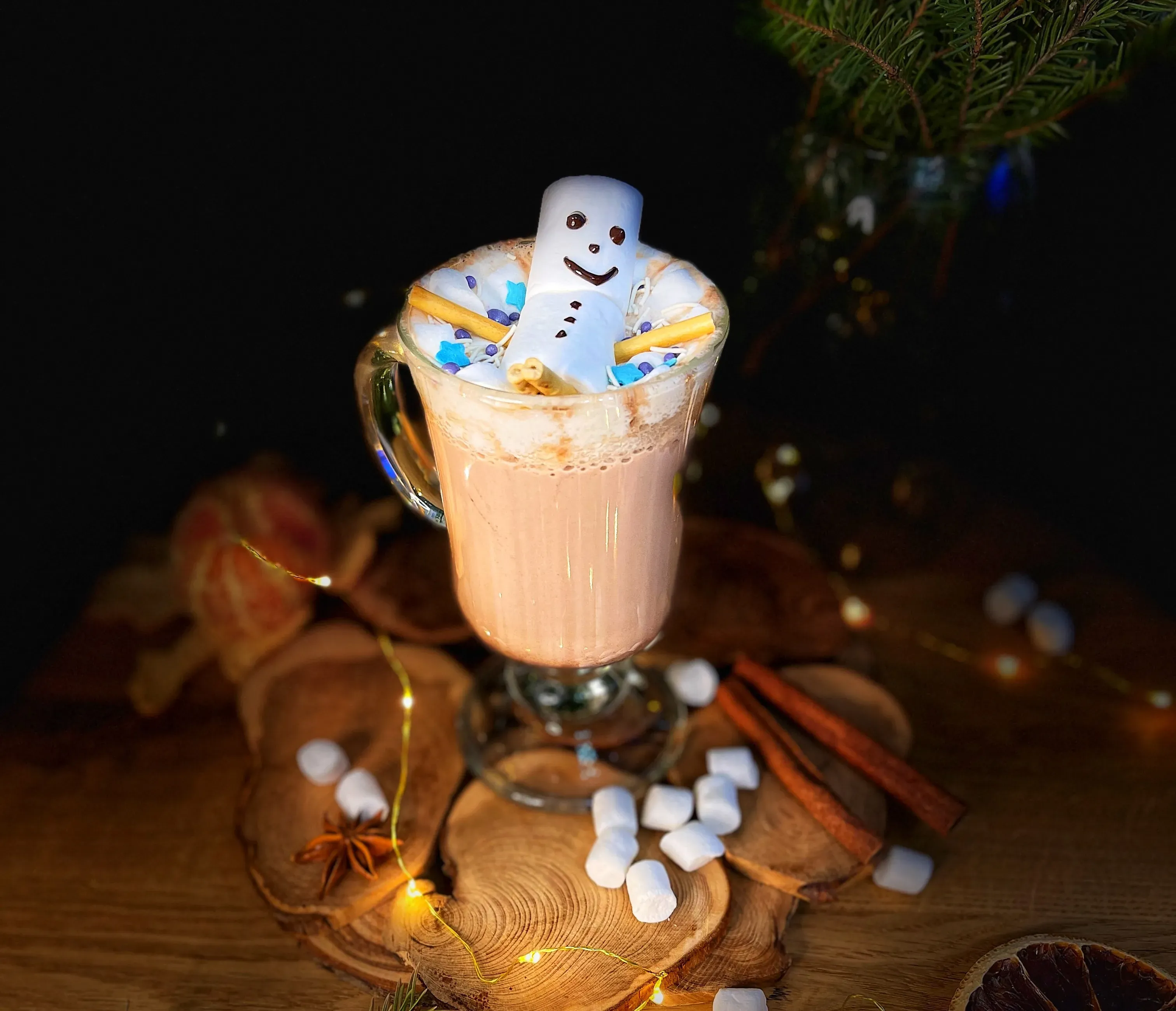 Какао с маршмеллоу в виде снеговичков для детей