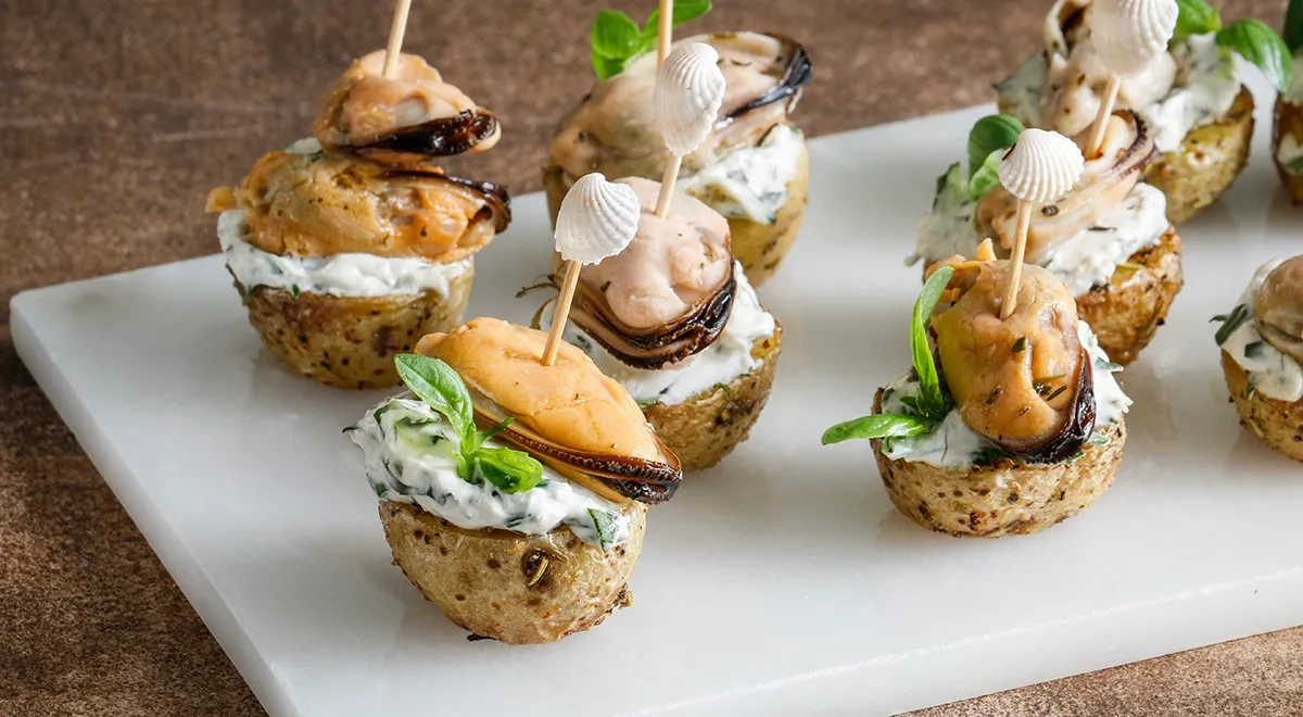 Канапе с мидиями на шпажках