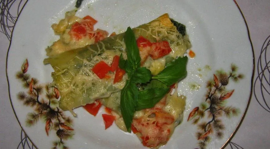 Каннелони, фаршированные шпинатом и сыром горгонзола