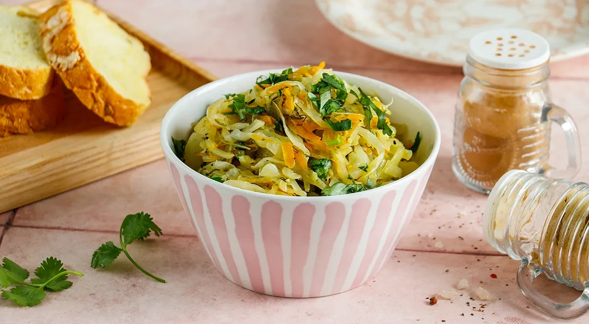 Капуста с луком и морковкой на сковороде по-домашнему