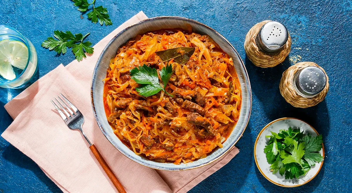 Капуста, тушённая с мясом по-домашнему