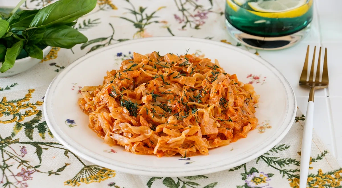 Капуста в нежной томатно-сметанной заливке по-домашнему