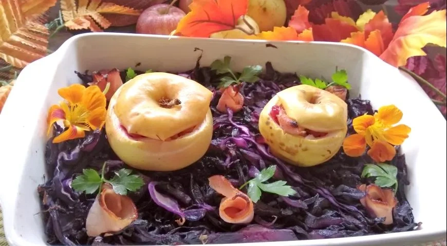 Капуста, запеченная с фаршированными яблоками
