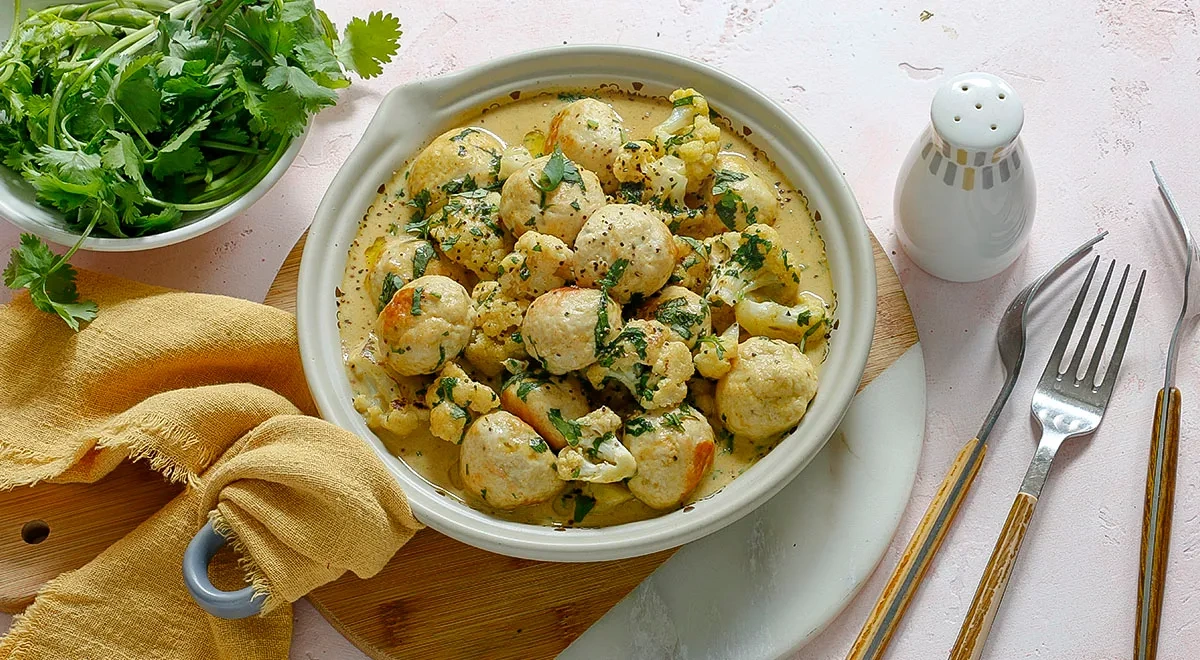 Карри с фрикадельками и цветной капустой