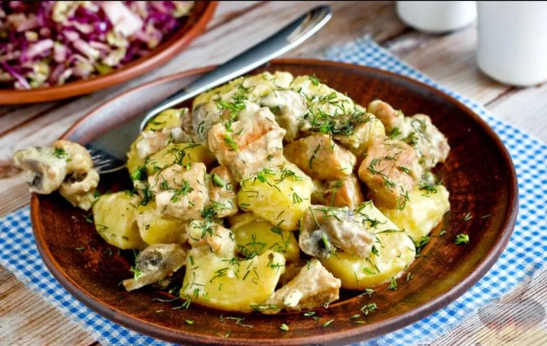 Картофель с мясом и грибами