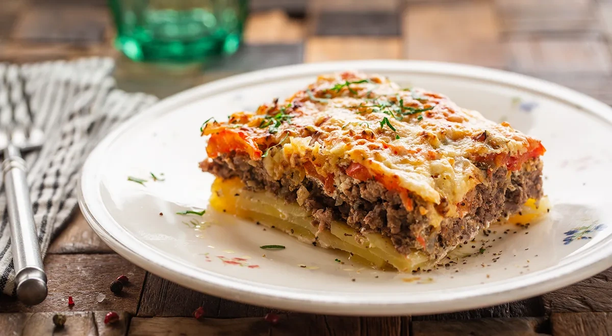 Картофельная запеканка с фаршем и овощами под сыром