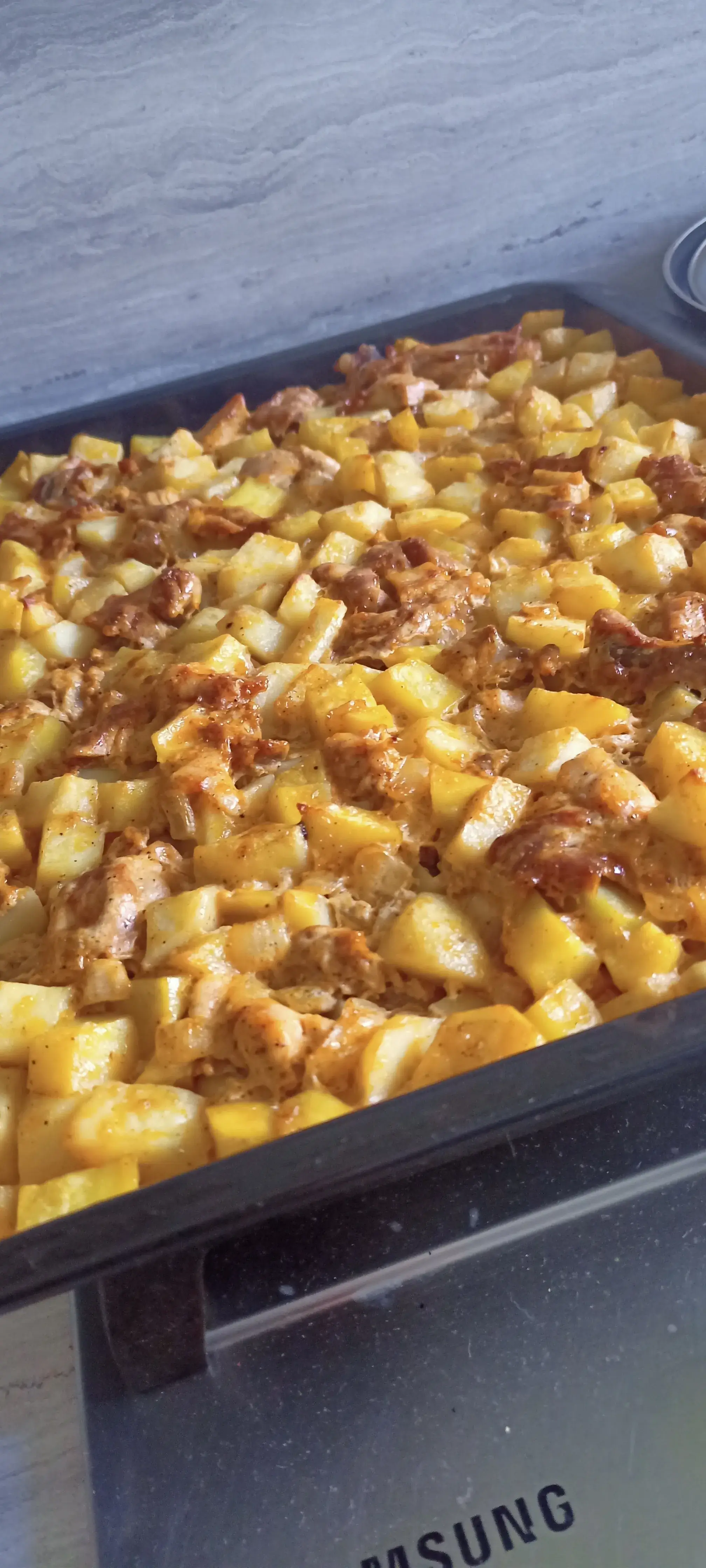 Картофель с курицей в духовке