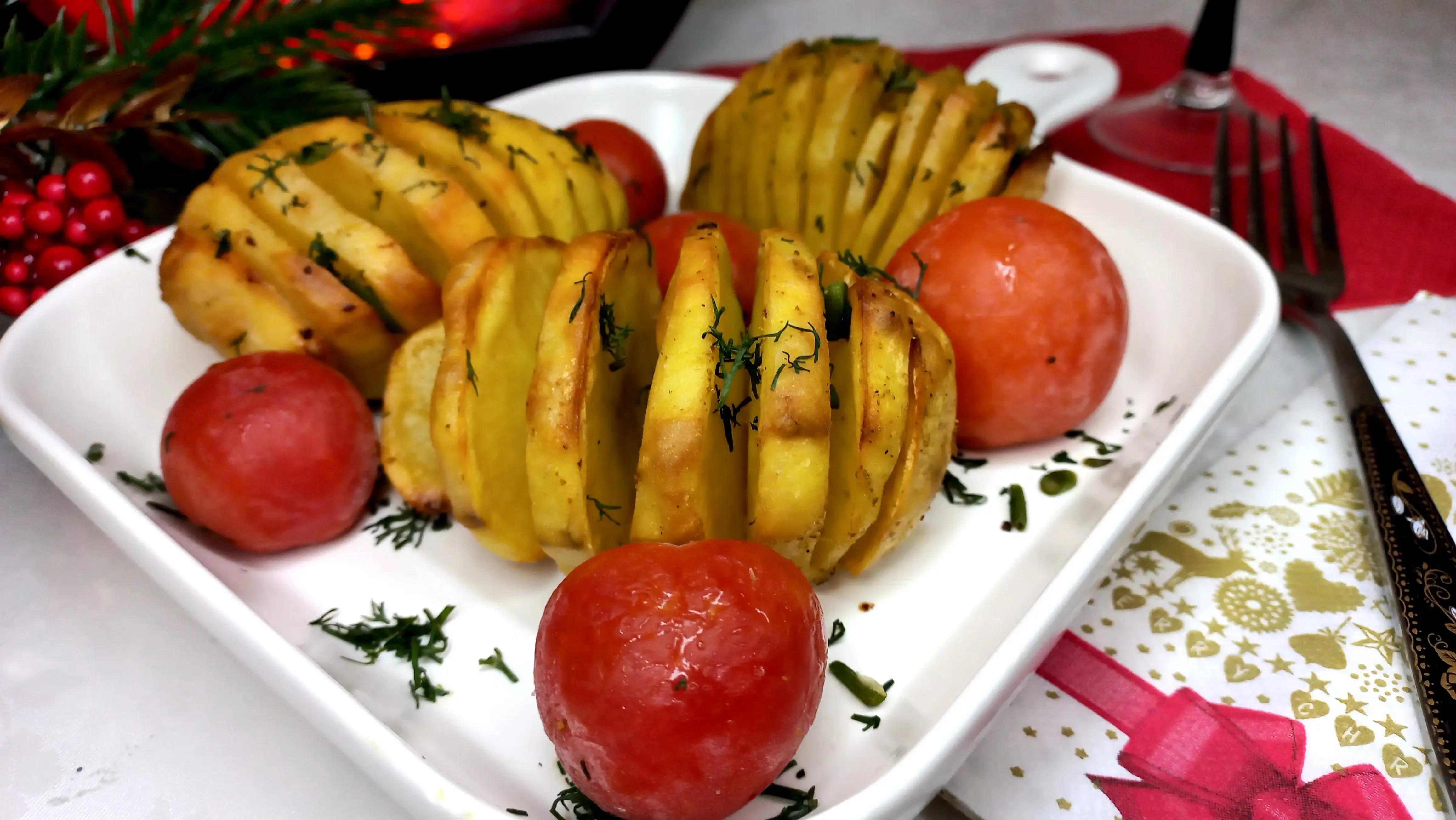 Хрустящая картошка-гармошка с чесноком