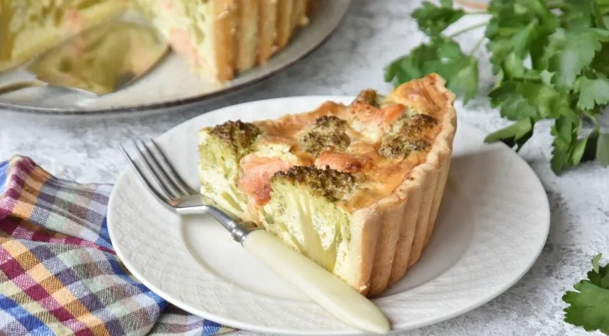 Киш с брокколи и рыбой