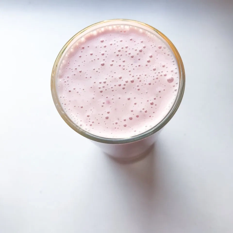 Клубнично-банановый смузи с пломбиром