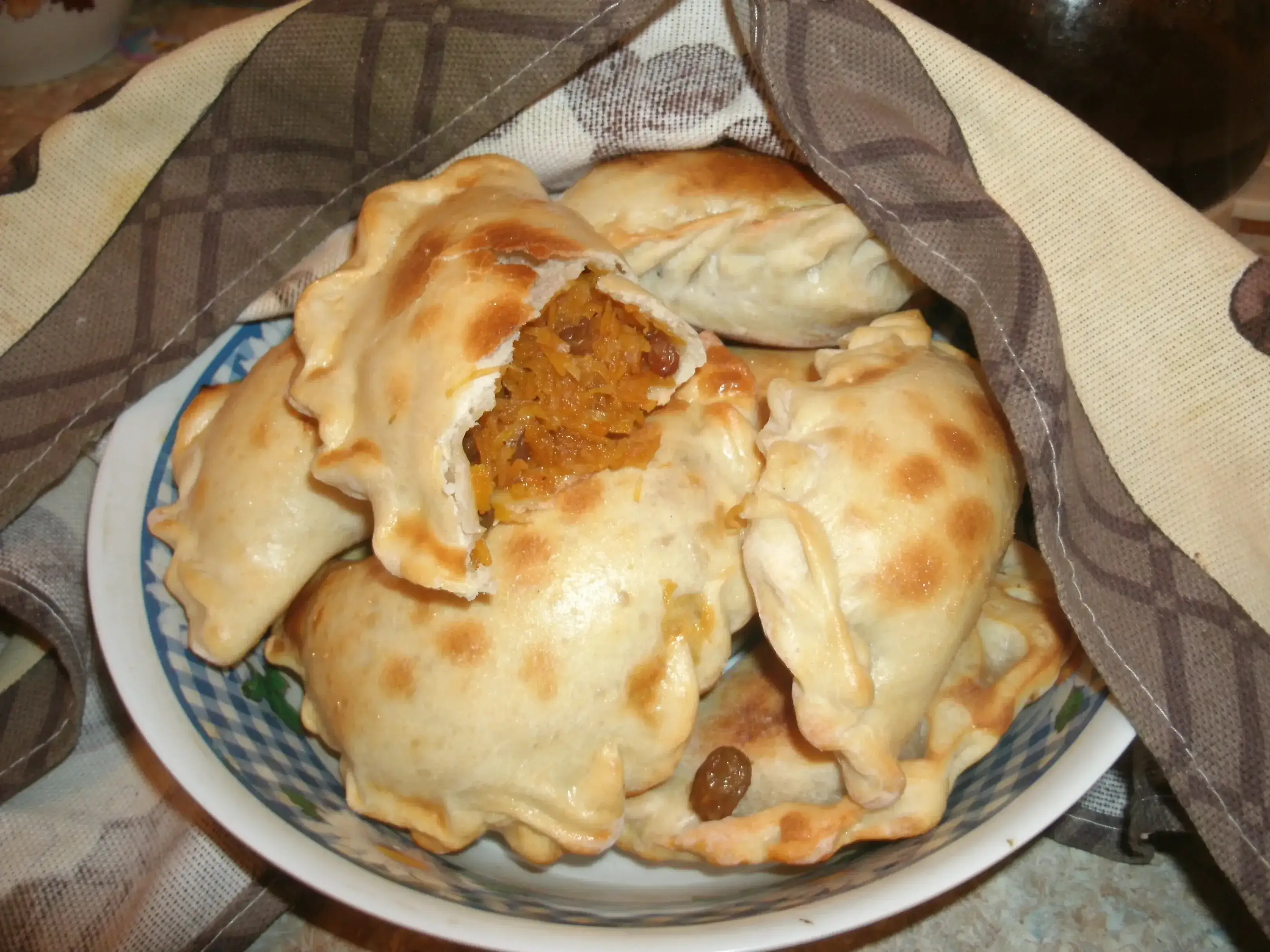 Кокроки с морковью и изюмом