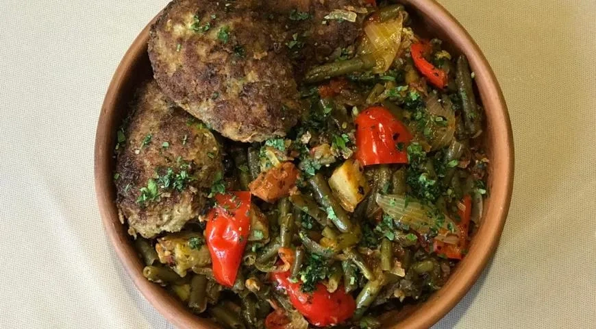 Котлеты жареные из рубленной говядины по-кавказски с гарниром из овощей