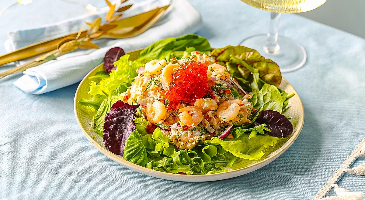 Крабовый салат с креветками и икрой