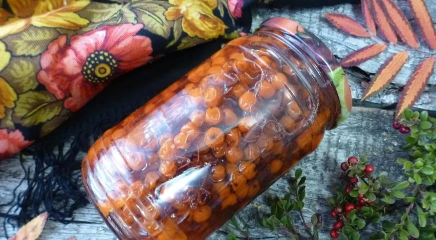 Красная рябина в сиропе на зиму