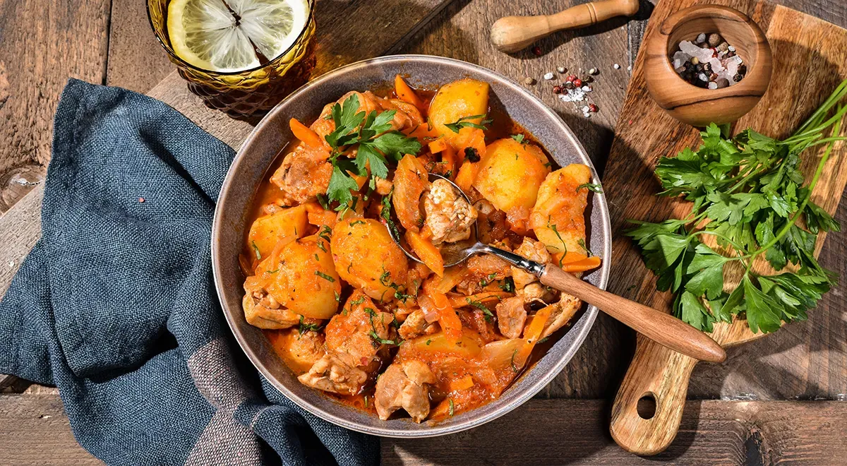 Курица с картошкой в томатной подливке