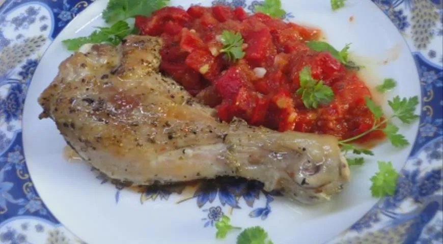 Курица с соусом из помидоров и перца