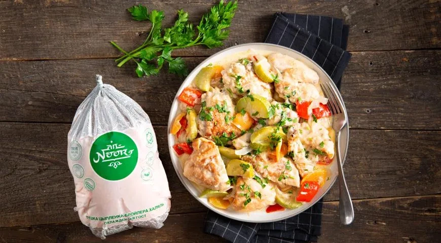 Курица тушеная с кабачками и перцем