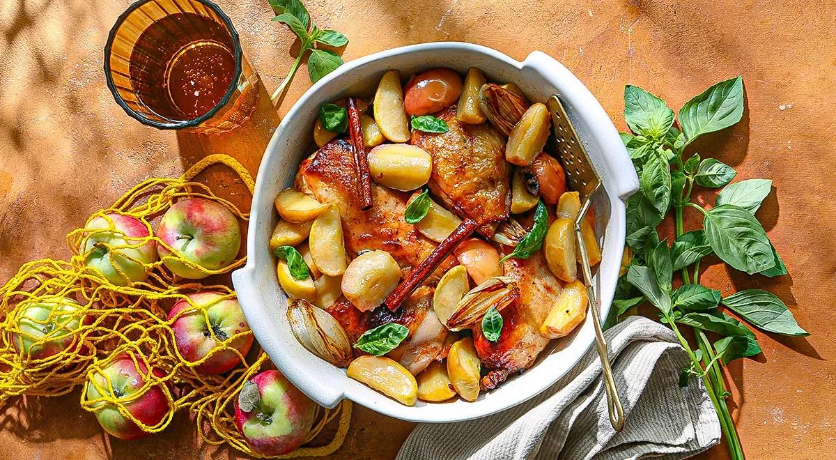 Куриная грудка с пряными яблоками