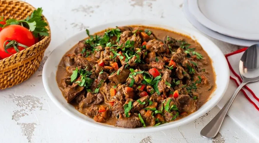 Куриная печенка со сладким перцем в сливочно-томатном соусе