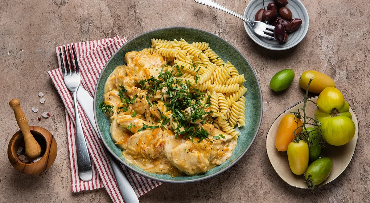 Куриное филе со сметаной и морковкой на сковороде