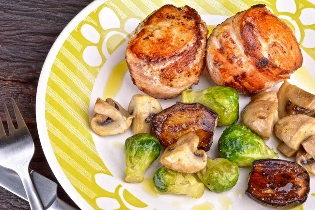 Куриные медальоны с беконом