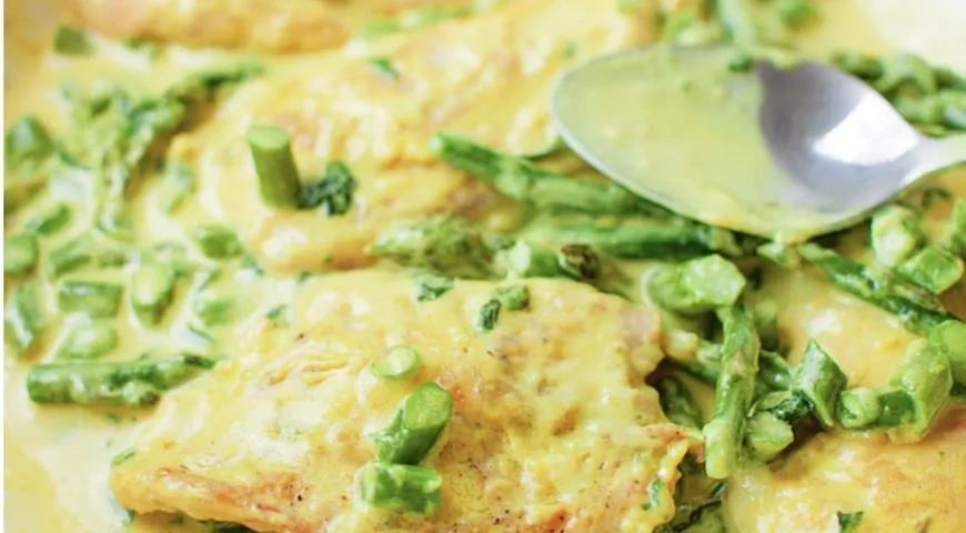 Куриные отбивные с зеленой спаржей