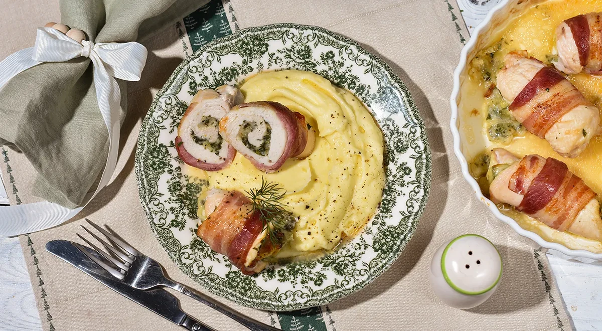 Куриные рулетики с моцареллой в беконе