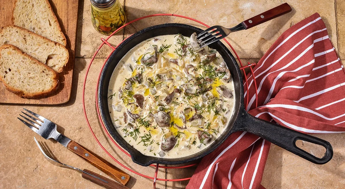 Куриные сердечки, тушенные с солёными огурцами и сметаной