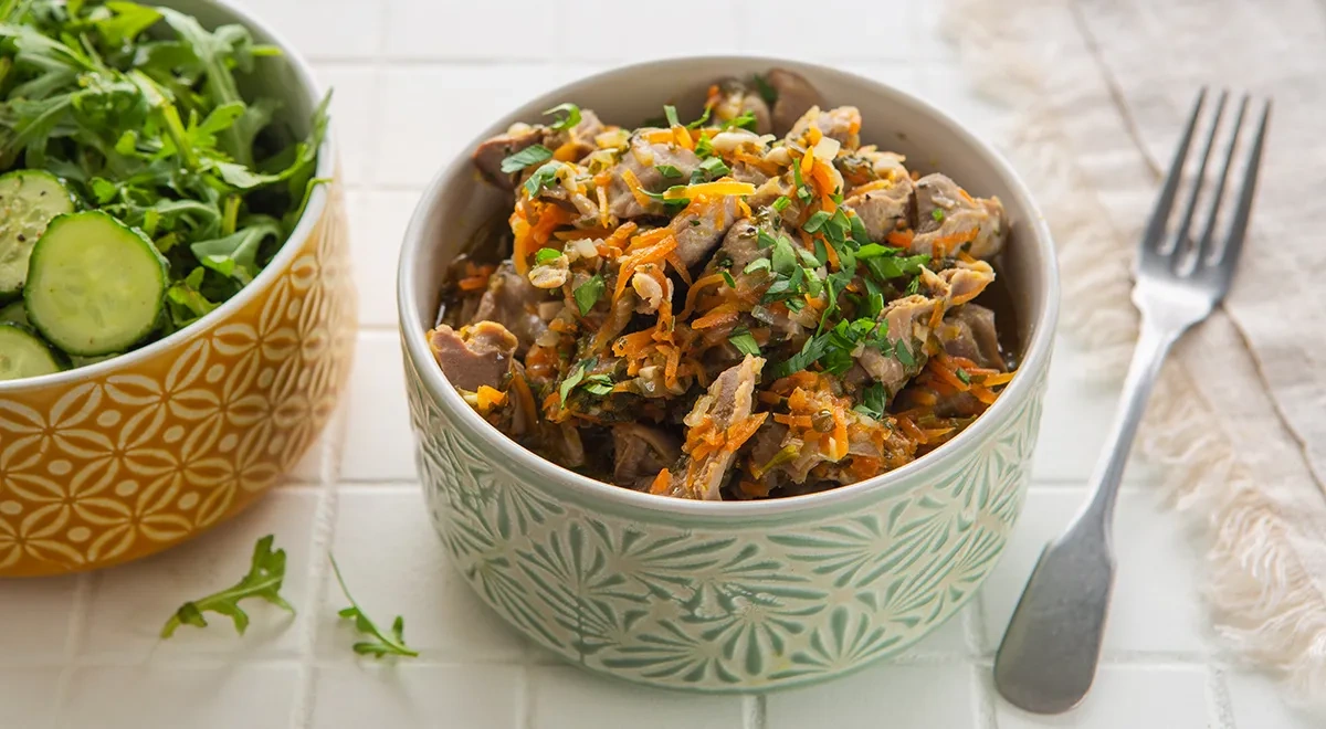 Куриные желудки, тушенные с луком