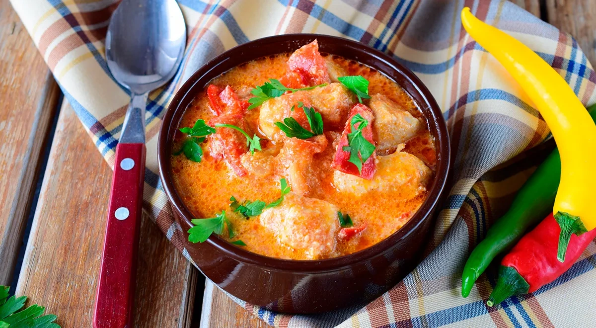 Куриный гуляш со сметаной