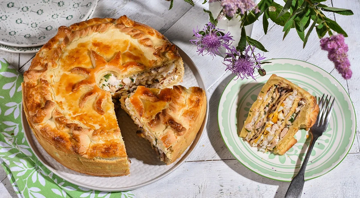 Курник с блинами с курицей и грибами