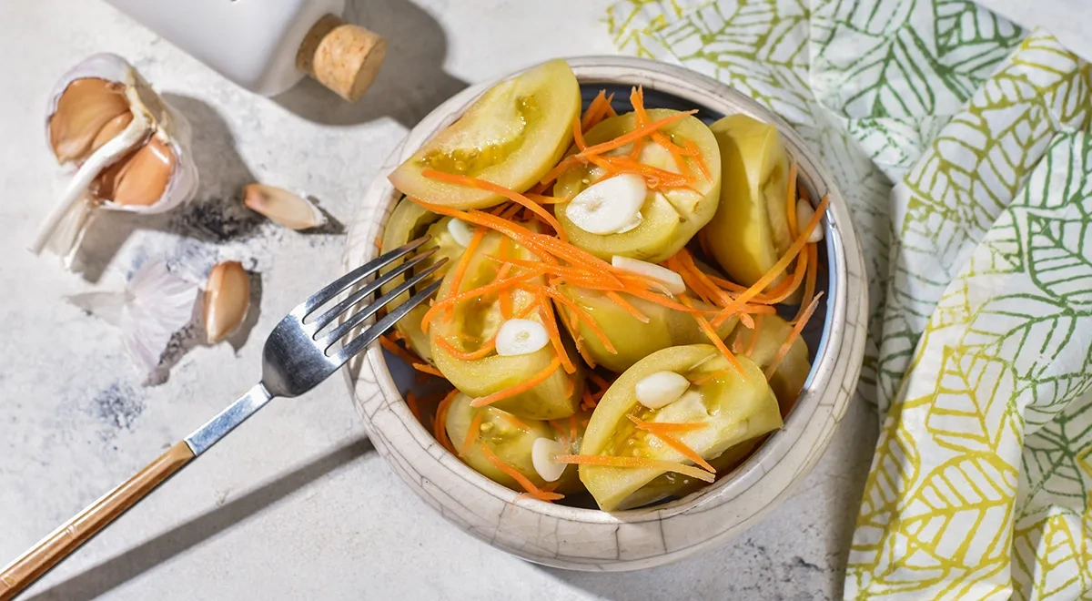 Квашеные зеленые помидоры в кастрюле