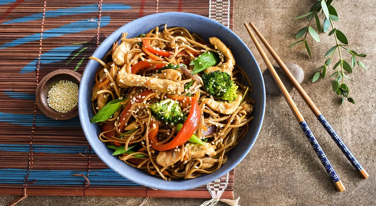 Лапша вок с курицей и овощами