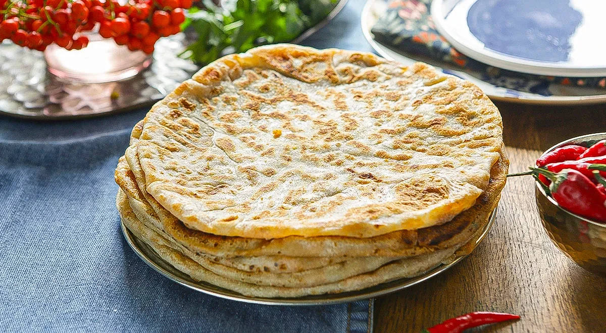 Лепешки роти с пряным картофелем