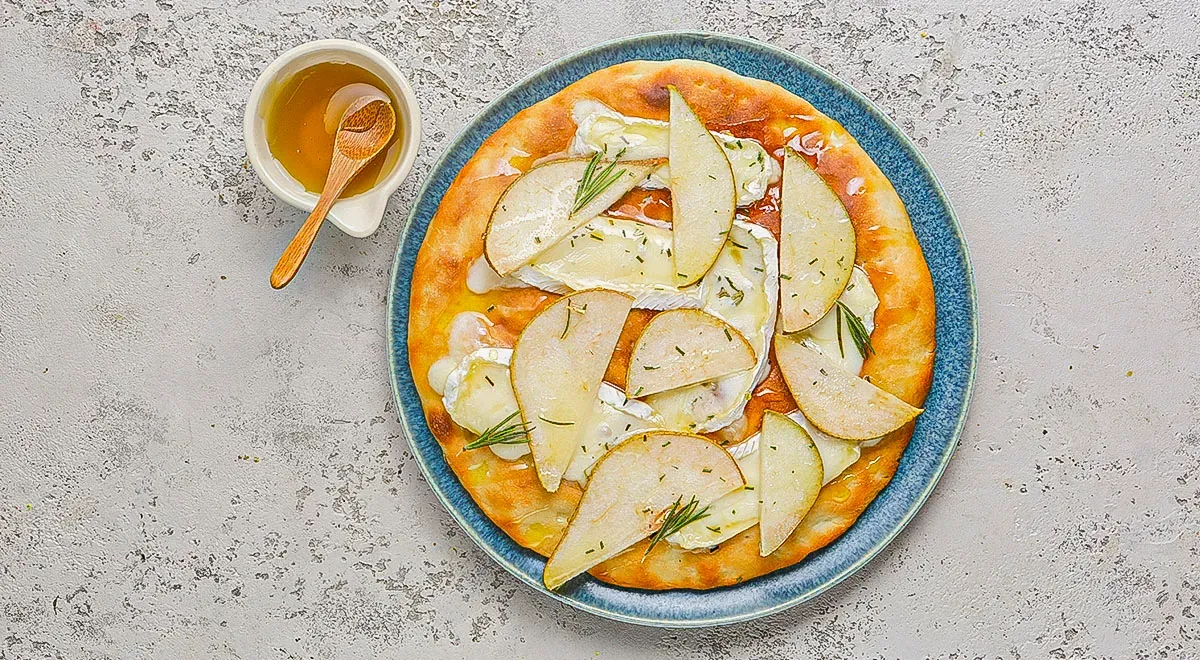 Лепешки с грушей и бри