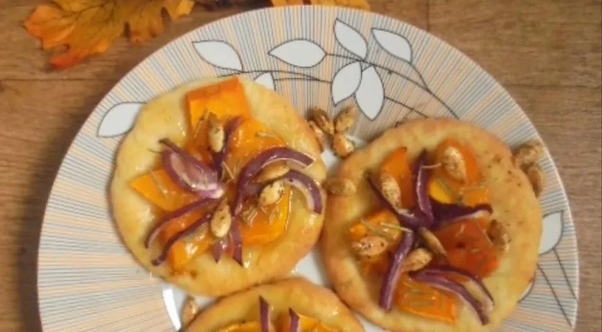 Лепешки с тыквой, луком и розмарином